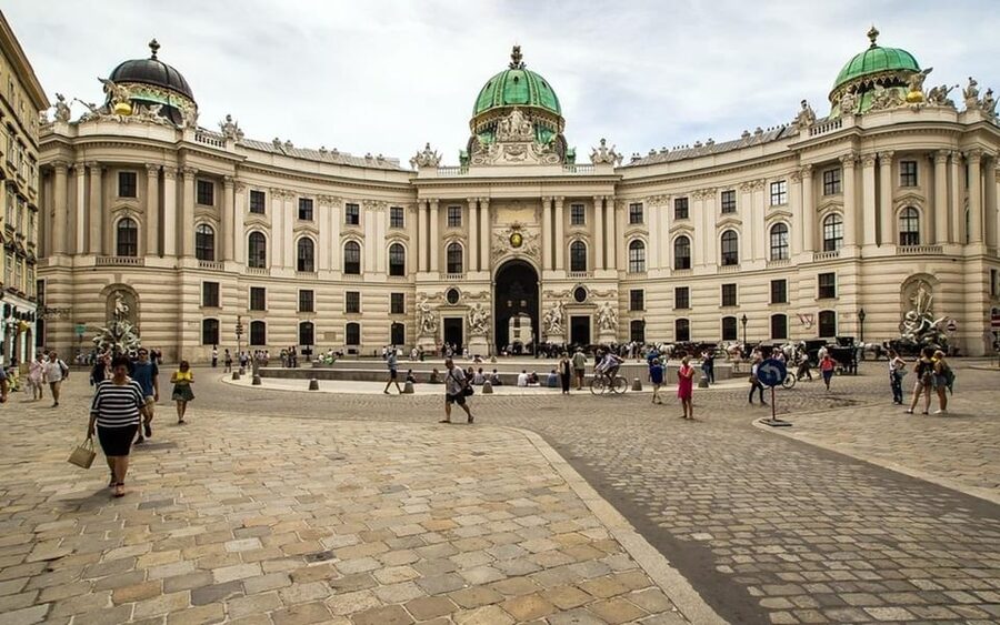 Vienna: Private Half-Day Sightseeing Tour - How the driver-guide experience works once you arrive at each stop