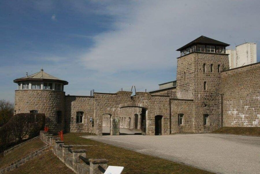 Vienna: Private Tour Mauthausen and Linz - KZ-Gedenkstatte Mauthausen: how to use the audio guide and manage 2 hours