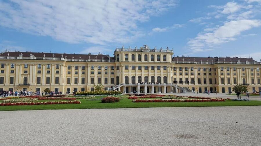 Vienna: Schönbrunn Palace & Christmas Market Walking Tour - Entering Schönbrunn Palace and Getting the Habsburg Stories Straight
