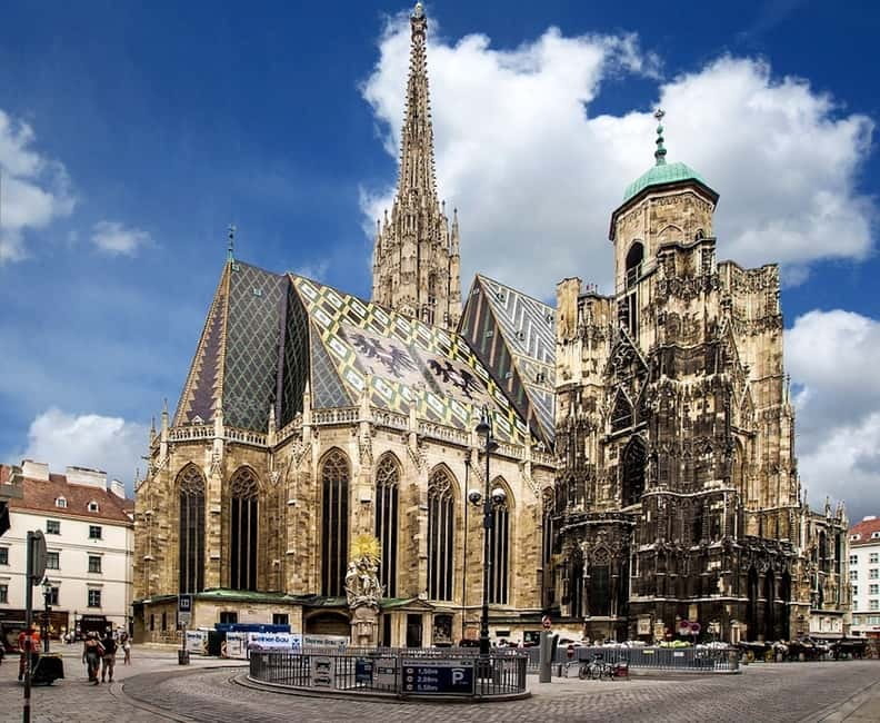 Vienna: Sightseeing Tour in an 8 seats electric classic car - Albertina, Ringstraße, and the grand boulevard view