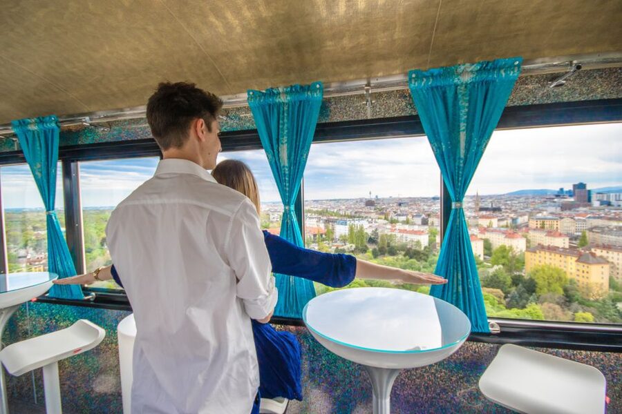 Vienna: Skip-the-cashier-desk-line Giant Ferris Wheel Ride - Daytime versus evening in the Prater: what changes most