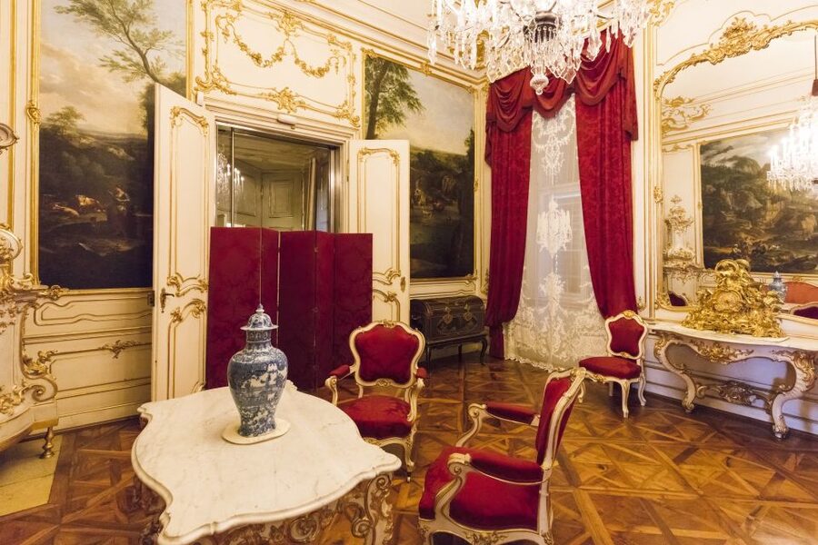 Vienna: Skip-the-Line Schönbrunn Palace & Gardens Tour - Visitor center reset: the 15-minute photo stop and break