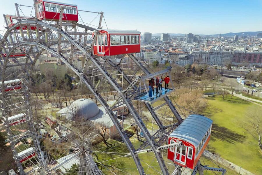 Vienna: The Vienna Ferris Wheel: Platform 9 Adventure Ride - Platform 9 at Wiener Riesenrad: what makes it feel so different