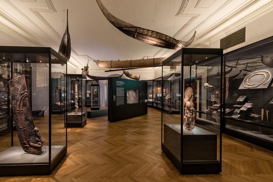 Vienna: Ticket to the Weltmuseum - The pillar hall: your time-saving anchor (and a great break spot)