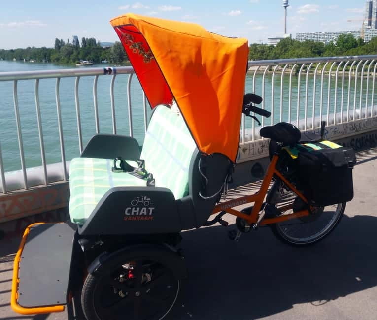 Vienna: Tour with locals in RAXI electric rickshaw - Historic Center and Hofburg: see the power without the long slog