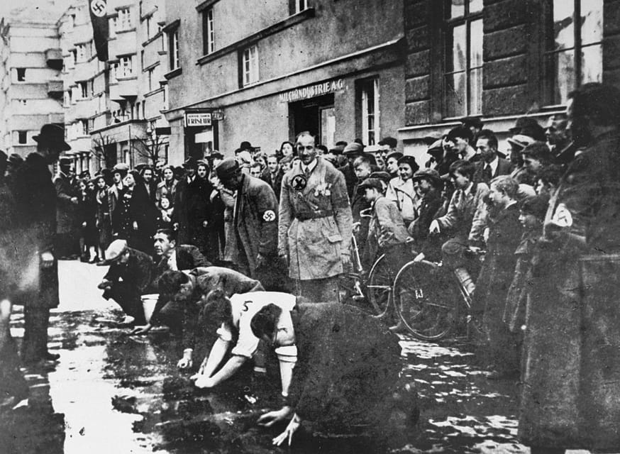 Vienna: Vienna under the Nazis, Private Walking Tour - Heldenplatz: where the annexation was announced