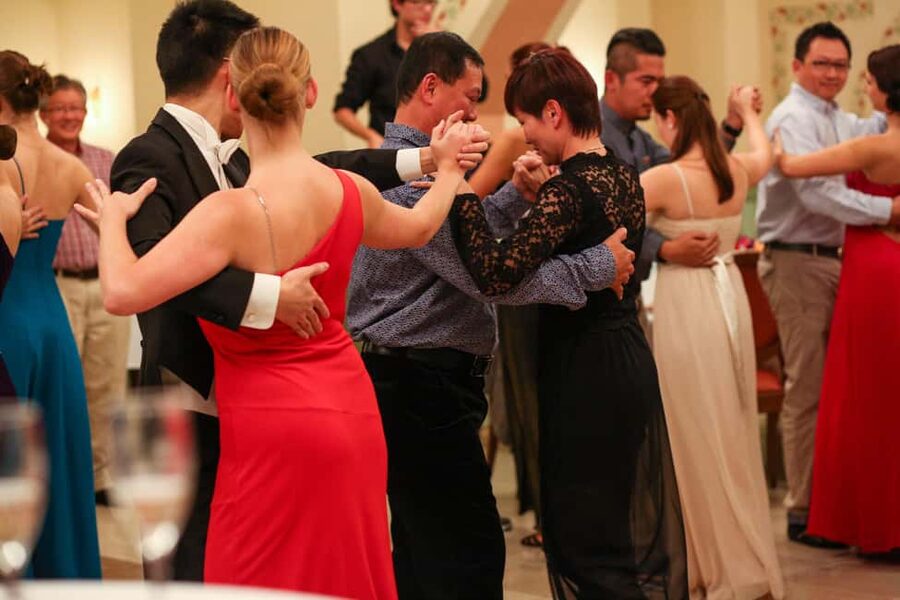 Vienna: Viennese Waltz Beginner Workshop for Couples - The basics they focus on first, posture, rhythm, and the flowing feel