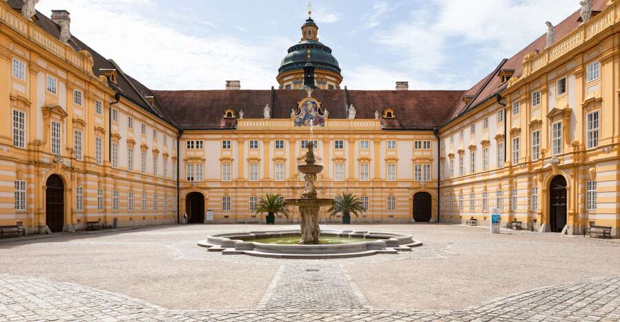 Vienna: Wachau Valley, Melk Abbey Tour with Danube Boat Trip - Dürnstein: Richard the Lionheart, Cobbled Streets, and Fast Photos