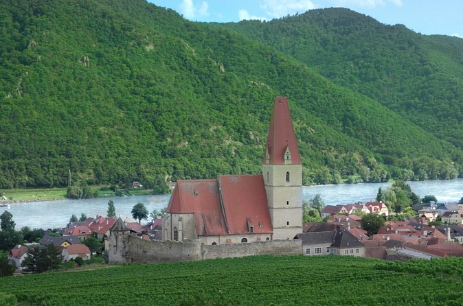 Wachau Discovery Tour - Wehrkirche St. Michael and Spitz: a 30-minute church stop with payoff