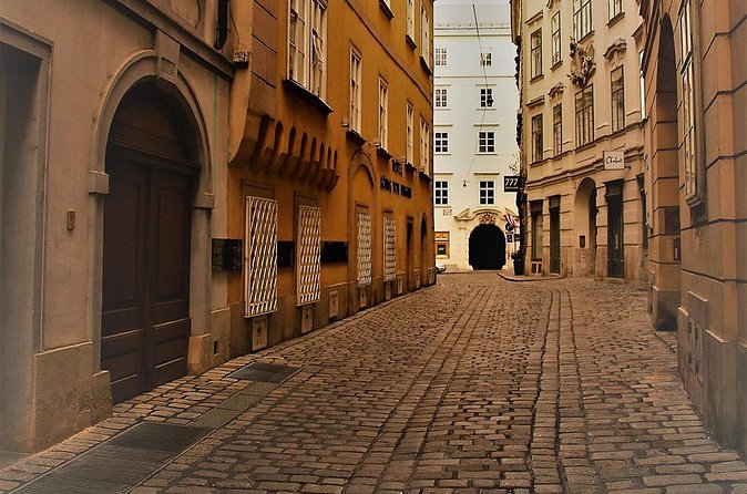 Walking Tour in the Heart of Vienna to Discover Its Hidden Gems - Heiligenkreuzerhof courtyards: where Vienna turns inward