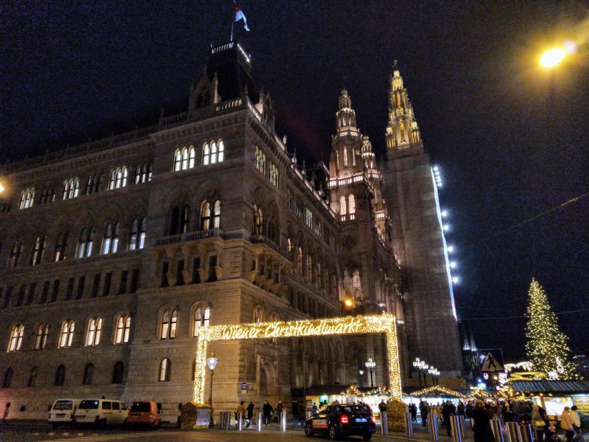 Wien: Tour with locals on the trails of the Christmas Tree - Historic Center Segment: Palace to Palace and the Society Behind the Tree