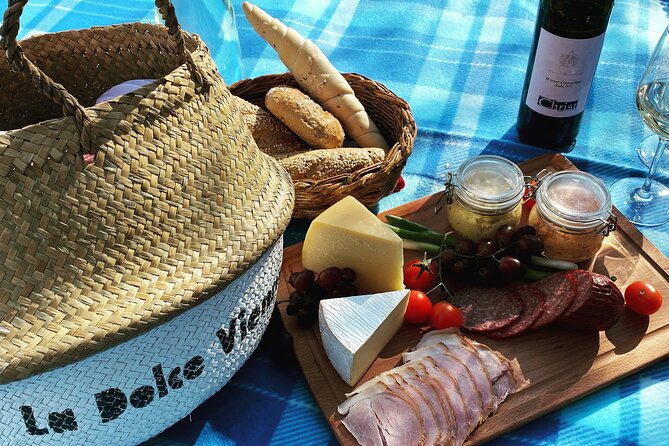 Wine Picknick overlocking vienna - Wine picnic with an open Italian APE: the vibe you should expect